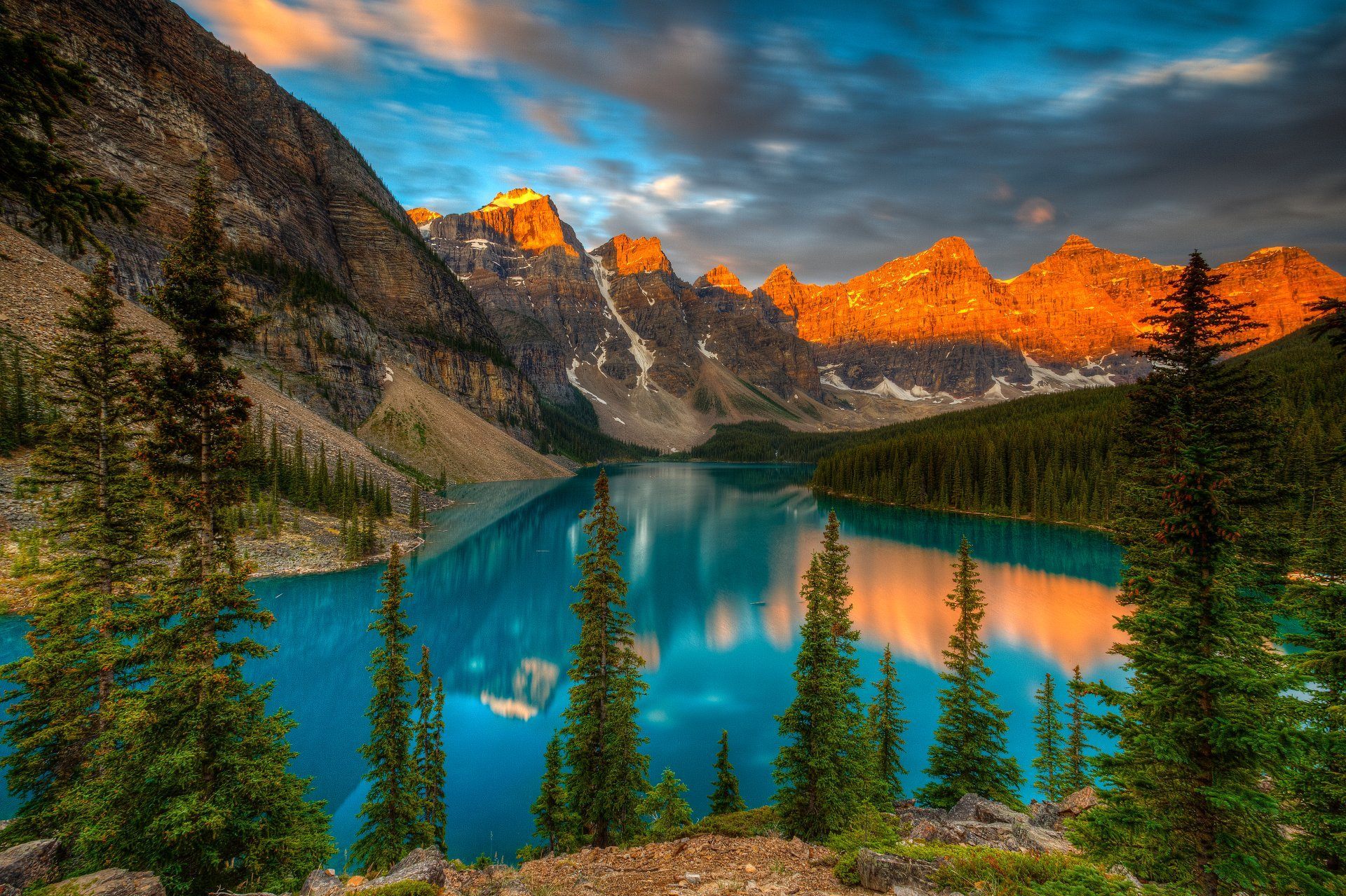 Moraine Lake in Banff with turquoise water and mountain peaks — Express Entry Canada